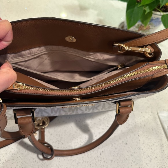 MICHAEL KORS LYNN Vanilla LG EW
Satchel Purse - Picture 8 of 14